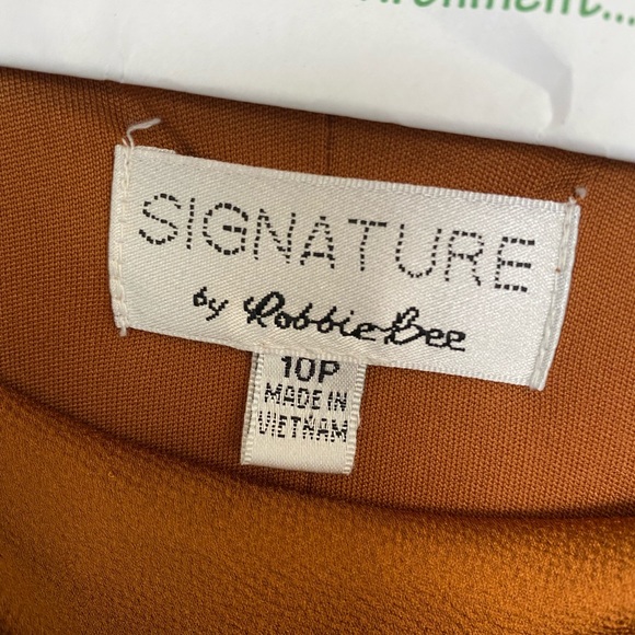 Women’s Robbie Bee Dress; Gold; Size 10P; ONLY WORN ONCE AND THEN DRY CLEANED - Picture 4 of 4